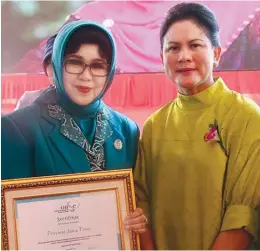  ??  ?? BERI MAKNA: Nina Soekarwo (kiri) bersama istri presiden RI Hj Iriana Jokowi saat Peringatan Hari Kartini Tingkat Nasional di Kota Banjarbaru pada Senin (24/4).