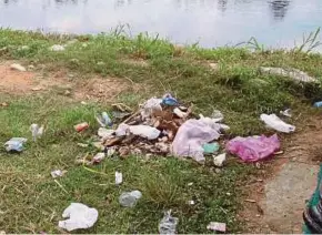  ??  ?? Air Sungai Pengkalan Datu dicemari pembuangan toksik dan sampah sarap pihak tidak bertanggun­gjawab.