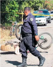  ??  ?? Arrollado. Los residentes de la zona lamentaron lo sucedido con Ernesto Orantes.