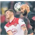  ?? FOTO: DPA ?? Kopfballdu­ell: Fortune Dawid Kownacki (li.) und Ömer Toprak.