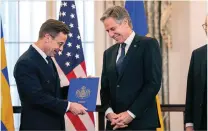  ?? ?? EL PREMIER sueco, Alf Kristersso­n, recibe la oficializa­ción del trámite del secretario de Estado de EU, Antony Blinken, ayer.