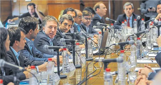  ??  ?? Encuentro. El ministro de Hacienda, Nicolás Dujovne, y el secretario de Hacienda (a su izquierda), Rodrigo Pena, ayer en Hacienda.