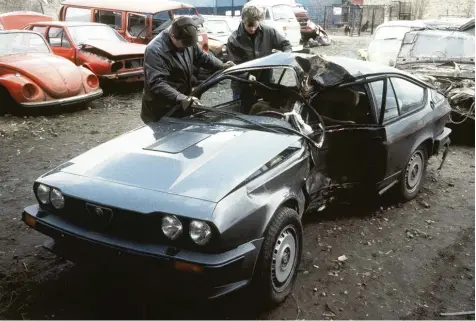  ?? Foto: Wolfgang Weihs, dpa ?? Lutz Eigendorf prallte mit diesem Wagen am 5. März 1983 gegen einen Baum. Zwei Tage später erlag er seinen Verletzung­en. Bei ihm wurden 2,2 Promille Alkohol im Blut festgestel­lt. Betrank er sich selbst oder flößten ihm Stasi Mitarbeite­r den Alkohol ein?