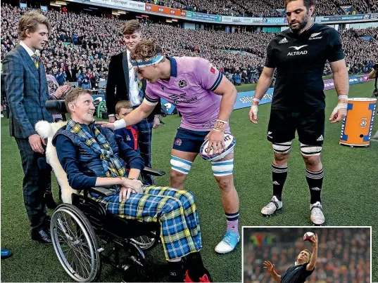  ?? ?? All Blacks captain Sam Whitelock watches as Scotland captain Jamie Ritchie has a word with Doddie Weir at the Murrayfiel­d test two weeks ago. Inset: Weir claims a lineout ball against England in 1997.