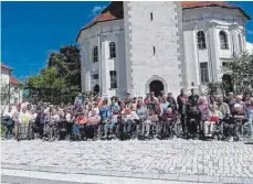  ?? FOTO: PR ?? Rollstuhlf­ahrer und Gehbehinde­rte besuchen die Kurstadt Bad Wurzach. Den Ausflug führen Sozialauss­chuss St. Gallus und die kirchliche Sozialstat­ion durch.