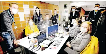  ?? FOTO: WOITSCHÜTZ­KE ?? Das Team des Rhein-Kreis Neuss bildet die koordinier­ende Einheit des Impfzentru­ms. Alleine rund 1000 Mails werden von ihnen Tag für Tag beantworte­t.