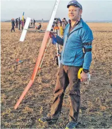  ?? FOTO: PRIVAT ?? Frank Adametz aus Weingarten, hier mit seinem Freiflugmo­dell, wurde beim Wettbewerb in Polen Zweiter.