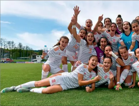  ??  ?? RADIANTES. Las Sub-17 de Toña Is celebran el pase a la final en el estadio Domazlice tras imponerse con autoridad a Holan