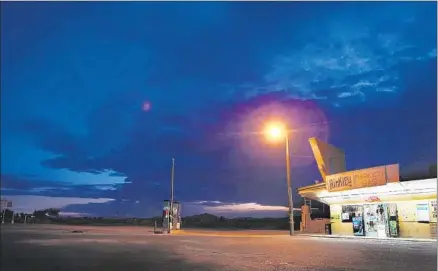  ?? Brian van der Brug
Los Angeles Times ?? NIGHT FALLS over Hinkley, Calif. In the 1990s, residents here learned cancer-causing chromium 6 had seeped into their water.