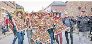  ?? FOTO: RUTH KLAPPROTH ?? Eine Delegation aus der Partnersta­dt Saint James geht, als Mexikaner verkleidet, mit im Zug in Lövenich.