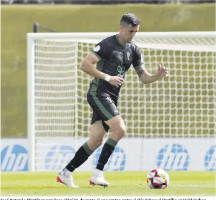  ?? Francisco Fernández ?? José Antonio Martínez conduce el balón durante el encuentro entre el Córdoba y el Castilla en Valdebebas.