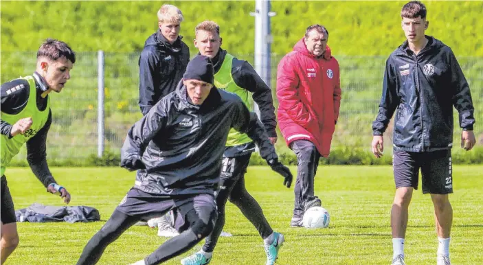  ?? FOTO: THOMAS SIEDLER ?? Er hat jetzt das Sagen: Petar Kosturkov (am Ball) ist neuer Trainer des VfR Aalen und leitete an diesem Dienstag das Training beim Regionalli­gisten.