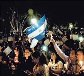  ?? AFP ?? Nicaragüen­ses que viven en Costa Rica participar­on en una vigilia por la paz en su país, este sábado, en la plaza de la Democracia.