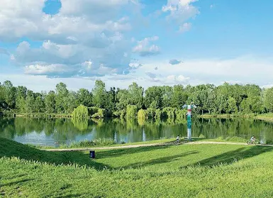  ??  ?? Il luogo Sopra, il parco dei Tre laghi nel Pavese dove sorgerà il borgo medioevale di Monforte della Palude. A sinistra, immagini di come apparirà il villaggio