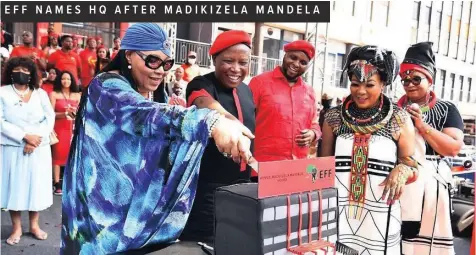  ?? ITUMELENG ENGLISH
African News Agency(ANA) ?? EFF leader Julius Malema and Zenani Mandela-Dlamini cut a birthday cake to mark the late Winnie Madikizela-Mandela’s 85th birthday yesterday. |