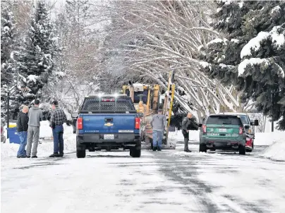  ?? AP PHOTO ?? Spokane County sheriff’s deputies respond to a call Wednesday where a Spokane County plow driver said a man brandished a firearm and told him to step out of his plow in Spokane, Wash.