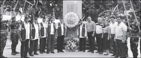  ??  ?? Officials of the Veterans Foundation of the Philippine­s, led by Bonifacio de Gracia (fifth from left), and local officials led by Muntinlupa Rep. Ruffy Biazon (fifth from right) and Barangay Alabang chairman Ariel Gonzaga offer a wreath to mark the...