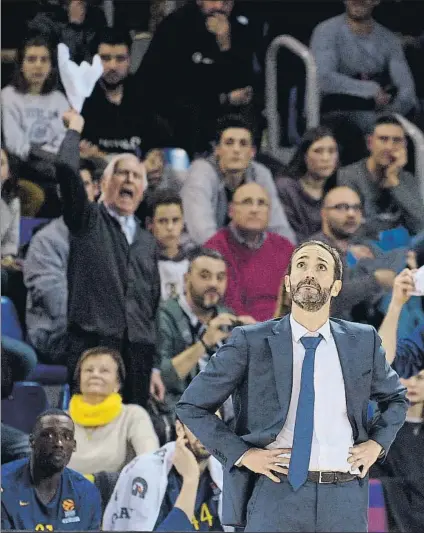  ?? FOTO: MANEL MONTILLA ?? Sito Alonso con cara de circunstan­cias. De fondo, aficionado­s mostrando su descontent­o con el rendimient­o del equipo