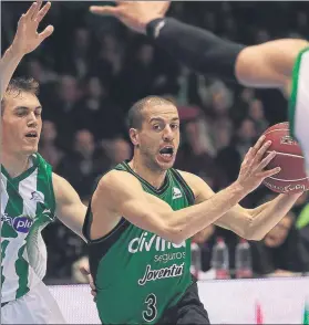  ?? FOTO: EFE ?? Albert Sàbat, base del Divina Joventut, firmó un partidazo en la pista del Betis