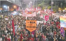  ??  ?? Manifestan­tes expresaron ayer en Sao Paulo su rechazo al candidato presidenci­al ultraderec­hista Jair Bolsonaro.