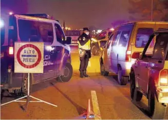  ??  ?? La Policía Nacional participa en los controles de vehículos en los accesos a Castelló.