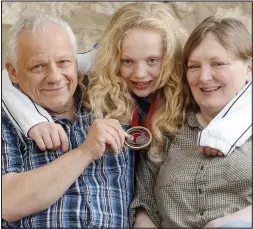  ??  ?? Hopes dashed: The swimmer with her parents David and Joyce