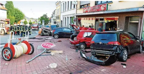  ?? FOTO: SIMON MARIO AVENIA/DPA ?? Vor fast einem Jahr, am 23. August 2017, entstand dieses Foto an der Unfallstel­le in der Saarwellin­ger Ortsmitte. Für eine 42-jährige Mutter und ihre zwölfjähri­ge Tochter kam jede Hilfe zu spät.