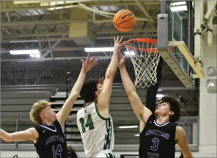  ?? ALISSA NOE — BOCOPREPS.COM ?? Niwot’s Jackson Carano rises for a layup under pressure from a pair of Mountain View players during the Cougars’ home game against Mountain View on Monday.