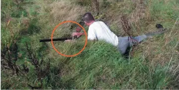  ??  ?? Ce chasseur-ci avait eu un bon réflexe avant sa chute : il avait cassé son arme.