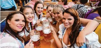  ?? Foto: Matthias Balk, dpa ?? Für die meisten Frauen bedeutet das Münchner Oktoberfes­t vor allem Spaß. Immer wieder aber geraten sie in Notsituati­onen. In so einem Fall können sie sich an eine besondere Anlaufstel­le wenden.