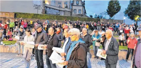  ?? FOTO: FRANZ MAYER ?? Am Tag der Deutschen Einheit haben rund 200 Menschen auf der Kapfenburg ihr Herz für Württember­g, Deutschlan­d und Europa gezeigt.