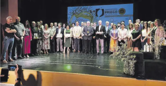  ?? R.C.C. ?? Foto de familia de los galardonad­os y autoridade­s que se dieron cita en la entrega de premios, celebrada en el teatro de la Casa de la Cultura de Almedinill­a.