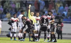  ?? JOsE cORDERO ?? El encontrona­zo entre David Guzmán y Freddy Góndola terminó en una tarjeta amarilla para ambos jugadores.