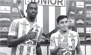  ?? HáNSEL VáSQUEZ ?? Los jugadores Luis Herney Vásquez y Fabián Sambueza en la presentaci­ón en la sede administra­tiva de Junior.