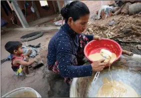  ?? ?? Ith checks the consistenc­y of palm sugar being made from the sap of palm.