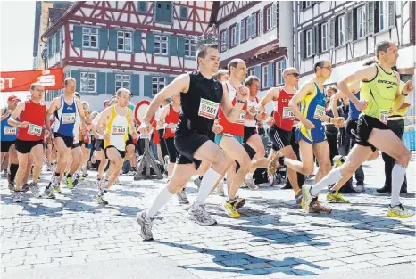  ?? FOTO: PR ?? Lauffreude­n in der Riedlinger Altstadt im Jahr 2010: Angesichts der Corona-Pandemie will der TSV Riedlingen nun zahlreiche Menschen ermutigen, im Einzellauf möglichst viele Kilometer zu sammeln.