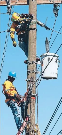  ??  ?? JORNADA. Empleados de la Empresa Energía Honduras (EEH) trabajan en el mantenimie­nto de tendido eléctrico.