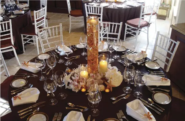  ??  ?? Bring some of the beautiful Southwest Florida environmen­t inside to create a striking coastal- themed Thanksgivi­ng table.