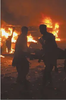  ?? AP PHOTO ?? DEADLY BOMBING: Pakistani volunteers and soldiers carry a blast victim in Quetta, Pakistan, yesterday.