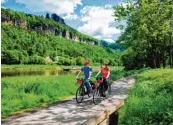  ?? Fotos: ADFC, dpa ?? Der Dauersiege­r Elberadweg (oben) und der Aufsteiger des Jahres Rheinradwe­g (unten): Bei den Einzelstre­cken dominie ren die Wege entlang an Flüssen.