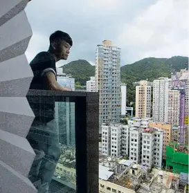  ??  ?? Freifläche­n machen kleine Wohnungen erträglich­er. Minibalkon­e wie hier in Hongkong bringen dennoch wenig, die Aussicht hilft da eher.