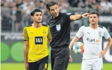  ?? FOTO: GLADYS CHAI/IMAGO IMAGES ?? Denke draußen über dein Fehlverhal­ten nach, scheint Deniz Aytekin (Mi.) Mahmoud Dahoud (li.) mit auf den Weg zu geben, während er ihm symbolisch die Tür zeigt. Jonas Hofmann lernt direkt auch eine Lektion.