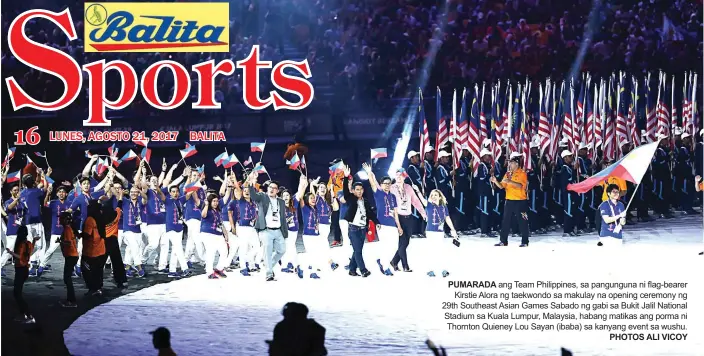  ?? PHOTOS ALI VICOY ?? PUMARADA ang Team Philippine­s, sa pangunguna ni flag-bearer Kirstie Alora ng taekwondo sa makulay na opening ceremony ng 29th Southeast Asian Games Sabado ng gabi sa Bukit Jalil National Stadium sa Kuala Lumpur, Malaysia, habang matikas ang porma ni...