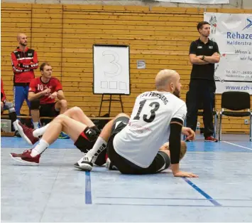  ?? Foto: Udo Koss ?? Zum vierten Mal in Folge landeten die Friedberge­r Volleyball­er um ihren Spielertra­iner Christian Hurler (Nummer 13) auf dem Hosenboden, diesmal verlor Friedberg in Leipzig mit 0:3.