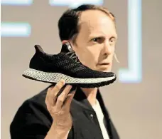  ?? – prodej tenisek z 3D tiskárny je snem i Erica Liedtkeho, zástupce společnost­i Adidas. Zatím ale umí tisknout jen podrážky. FOTO REUTERS ?? Umělohmotn­ý příslib