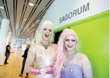  ?? Bild: JARI VÄLITALO ?? SAGANS VÄRLD. Drag queenparet Miss Shameless och Lady Busty tänjer på normer när de läser sagor för barn och så tankefrön om att alla är lika mycket värda.