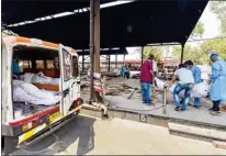  ?? PTI ?? An ambulance carrying six deceased, who succumbed to COVID-19, arrives from LNJP hospital at Nigambodh ghat for cremation in New Delhi, on Sunday