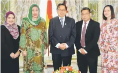  ??  ?? Abang Johari (centre), flanked by Lim on his left and Zaiton, and other officials in a photocall.