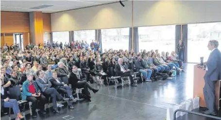  ?? FOTO: HOCHSCHULE AALEN/ PETER KRUPPA ?? In der vollbesetz­ten Aula der Hochschule begrüßt Rektor Professor Gerhard Schneider die Erstsemest­er zum Start des Sommerseme­sters 2018.