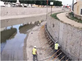  ??  ?? Workmen in the riverbed in Rojales